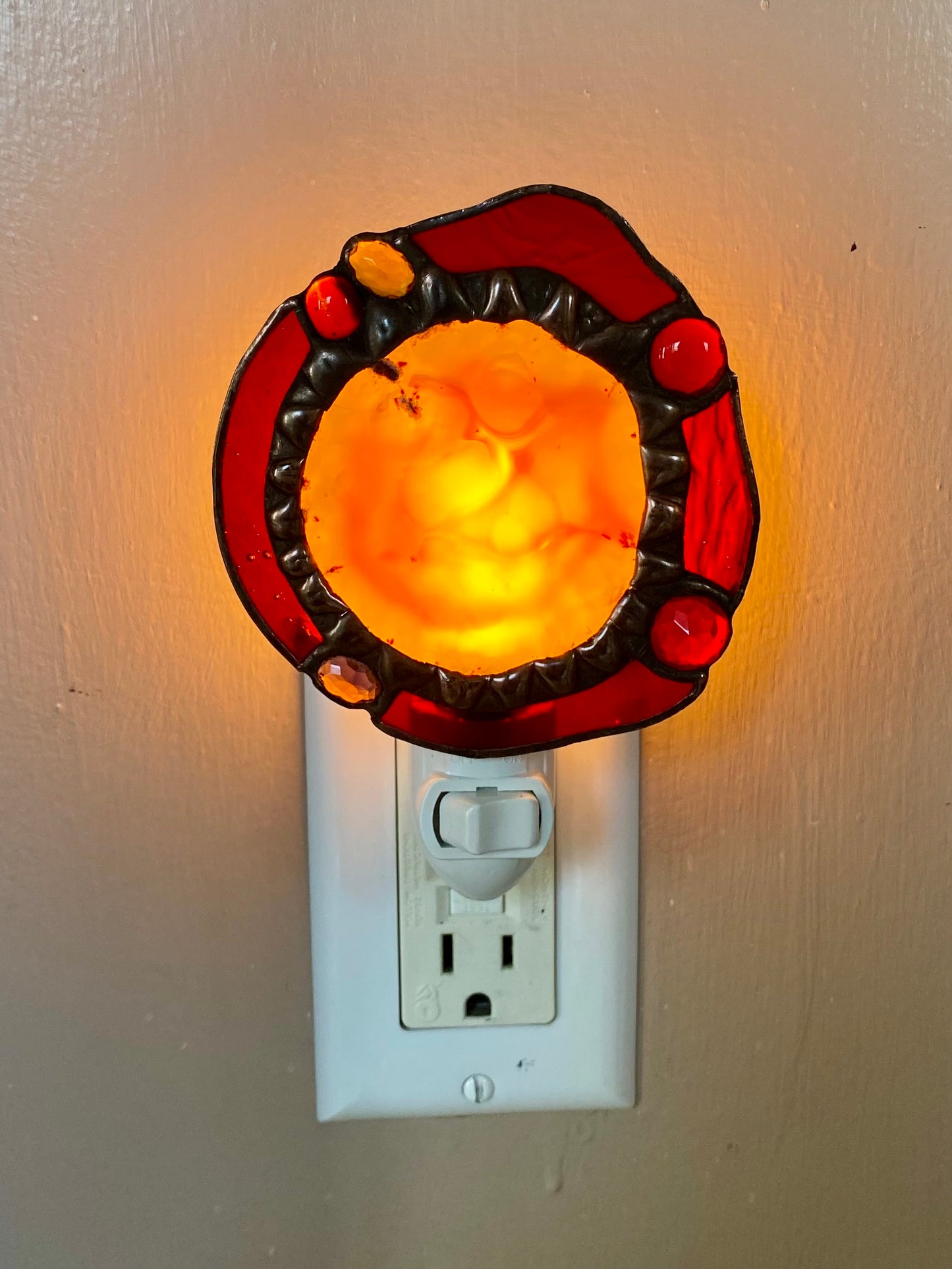 AGATE SLICE NIGHTLIGHT in Reds with Jewels | Gretchen Shutt | Hip Chick Glass, LLC