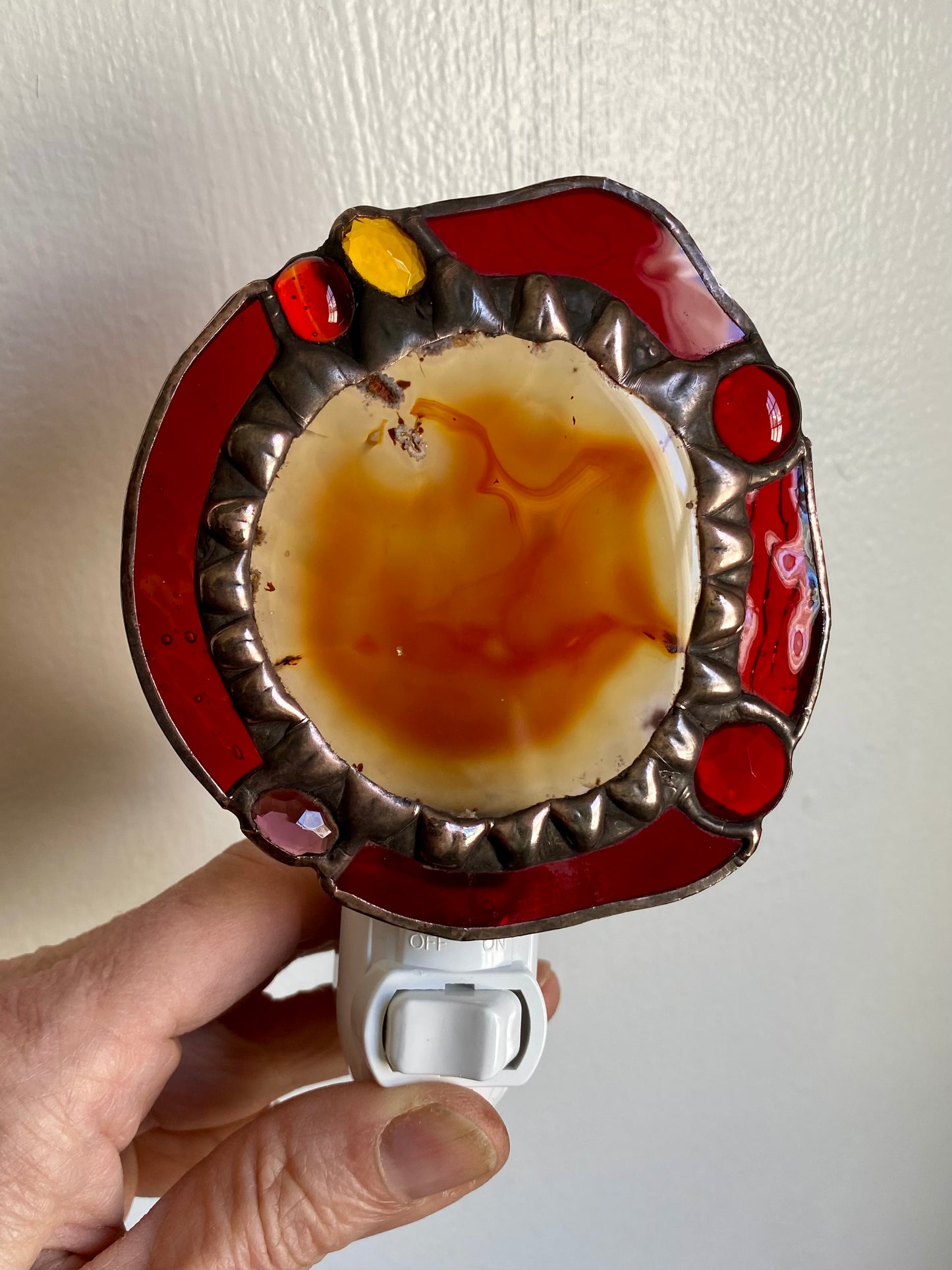 AGATE SLICE NIGHTLIGHT in Reds with Jewels | Gretchen Shutt | Hip Chick Glass, LLC