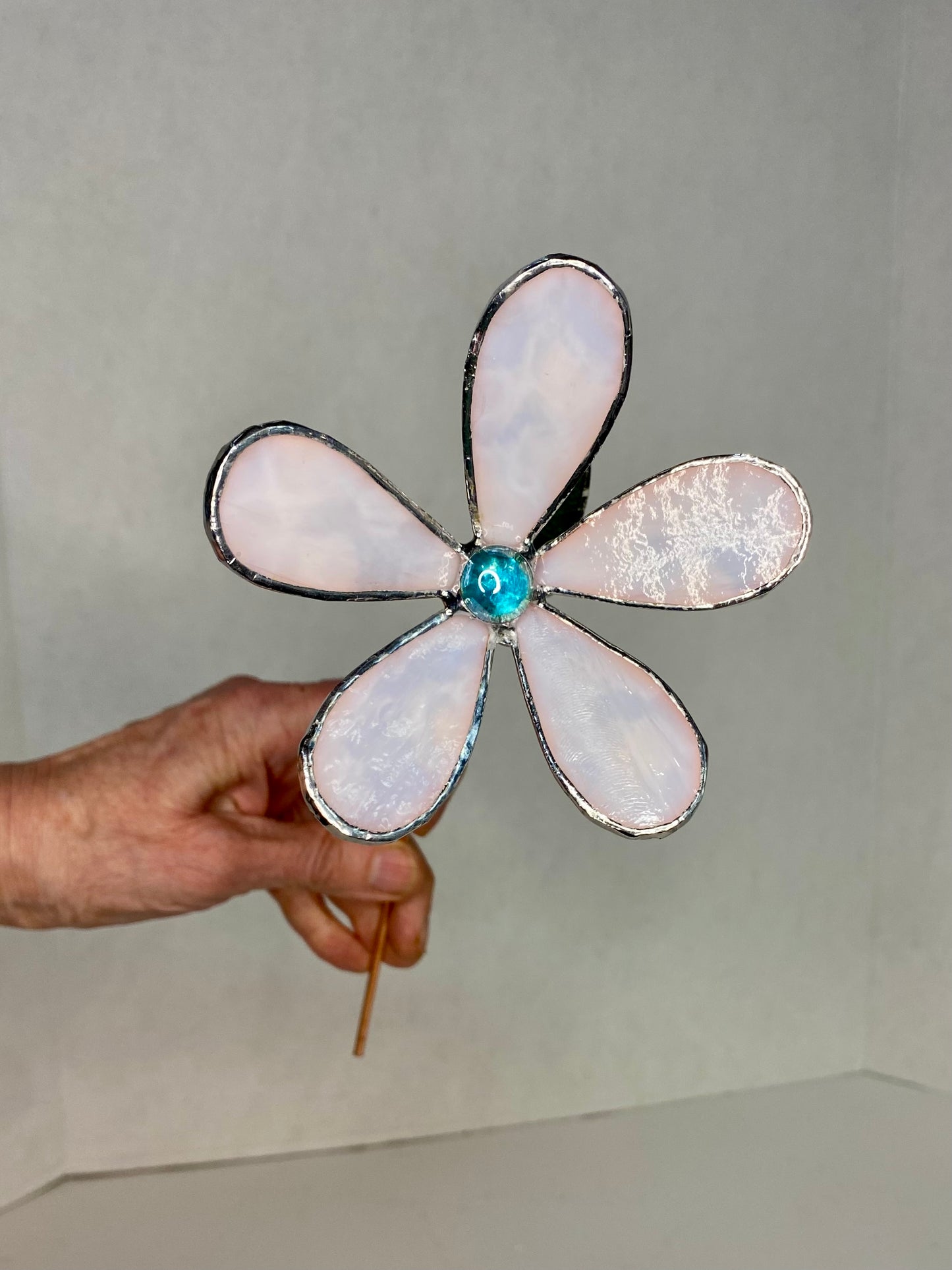 White Stained Glass Flower Plant Stakes by Hip Chick Glass, Stained Glass Flower Bouquet, Stained Glass Flower on a Stem, Handmade Home Decor, Wedding Bouquet Keepsake, Tabletop Decor